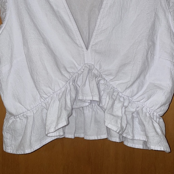 •FANCYINN•WHITE GAUZE MATERIAL DEEP V NECK RUFFLE CROPPED BLOUSE SIZE LARGE - Picture 5 of 7